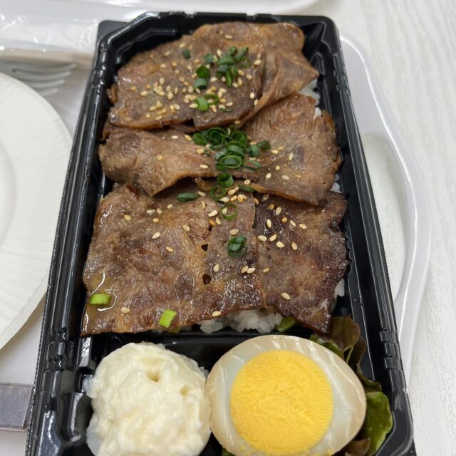 ジョブタス千城台東事業所です！

避難訓練を行いました🔥
と、その前に腹ごしらえを・・・😋

サビ管から利用者へ特別にケーキの差し入れもありました🍰

とーってもおいしかったです。
ごちそうさまでした😋

#ジョブタス千城台東事業所 #エフリング
#避難訓練その前に
#まずは腹ごしらえ
#うんまかった焼肉弁当
#ケーキ
#就労B型 #福祉事業所