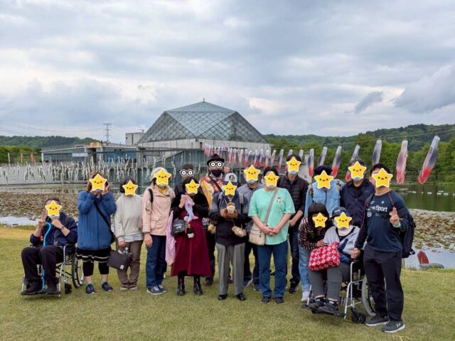 こんにちは😊
少し間が空いてしまいましたが、久々のブログ更新です！

先日、宇都宮から少し足を延ばして、なかがわ水遊園へ遠足に行ってきました🚗💨

こちらでは一般的な「鯉のぼり」ではなく、「鮎のぼり」や「ピラルクーのぼり」といった、ちょっと珍しい展示を見ることができます🎏✨
普段なかなか見ることができない光景に、皆さんも興味津々でした👀

ちょうど連休の始まりということもあり、会場にはキッチンカーや地元のお店も並び、とても賑やかな雰囲気に🍴🎪
中でも「鮎の塩焼」は香ばしい香りが広がっていて、とても美味しそうでした🤤🔥

今回の遠足は、参加費無料に加えて美味しいお昼ご飯付きということもあり、大満足の一日となりました🙌✨

月に1回のレクリエーションは、皆さんに楽しんでいただける大切な時間です😊
これからも様々な活動の様子を発信していきますので、ぜひ引き続きチェックしてみてくださいね📱✨

♡♡お問い合わせ先∩^ω^∩♡

🏢宇都宮市西大寛2丁目5-46
☎️0286668206
💌 jobtas.sakura@gmail.com

･*:.｡. .｡.:*･゜ﾟ･* *･゜ﾟ･*:.｡..｡.:*･'

#ジョブタス宇都宮さくら事業所
#就労継続支援b型
#精神障がい
#知的障がい
#身体障がい
#難病
#全盲
#送迎無料
#資格取得支援
#発達障害 　
#pc作業
#パソコン初心者
#ソフトクリーム無料
#ドリンク無料　
#就労継続支援
#とにかく楽しい
#なかがわ水遊園 
#鮎の塩焼き
#ゴールデンウイーク