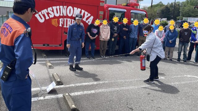 こんにちは😊
ジョブタス宇都宮さくら事業所のブログ担当です🌸

先日、なんと‼️
宇都宮市の西消防署の消防士さんにお越しいただき、避難訓練＆防災訓練を行いました👏✨

今回は「地震⚡」と「火災🔥」を想定して訓練スタート‼️
実際に一時避難場所まで避難を行い、避難にかかった時間を計測⌛
その後はしっかり点呼確認も行いました🫡

みなさん真剣な表情で取り組まれていて、
「もしもの時にどう動くか」をしっかり学ぶことができました👏✨

消防士さんからは
💡「慌てず落ち着いて行動すること」
💡「周囲の安全確認をすること」
など、大切なアドバイスもいただきました😊

さらに後半は…✨
お楽しみの体験コーナー‼️（…と言っても内容は本格的😂）

🧯水消火器を使った消火訓練
🚒消防車の設備説明
👨‍🚒消防士さんのお仕事紹介 などなど…

普段なかなかできない貴重な体験に、利用者さんも職員も興味津々👀✨
消防車を間近で見る機会に「すごいー！😳」という声もたくさん聞こえてきました🎵

今回の訓練を通して、防災の大切さを改めて実感しました😊
今後も安心・安全に過ごせるよう、しっかり取り組んでいきたいと思います✨

宇都宮西消防署の皆さま、ありがとうございました🙇‍♂️🚒

♡♡お問い合わせ先∩^ω^∩♡

🏢宇都宮市西大寛2丁目5-46
☎️0286668206
💌 jobtas.sakura@gmail.com

･*:.｡. .｡.:*･゜ﾟ･* *･゜ﾟ･*:.｡..｡.:*･'

#ジョブタス宇都宮さくら事業所
#就労継続支援b型
#精神障がい
#知的障がい
#身体障がい
#難病
#全盲
#送迎無料
#資格取得支援
#発達障害 　
#pc作業
#パソコン初心者
#ソフトクリーム無料
#ドリンク無料　
#就労継続支援
#とにかく楽しい
#避難訓練
#消防署
#消火器