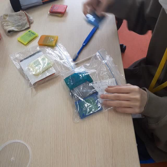 今日の利用者さん紹介は、物静かな感じな方ですが、麻雀の時は冷静に役を考えて上がるかたなんですよ🥰　作業は、プレイステーションやプレイステーション２のメモリーカードを初期化後の清掃をしているところです💯　曲は、ゆうみとみらいさんの歌に致しました(^^♪　フォローやいいね御座いましたら宜しくお願い致します😊　　　　@yuumitomirai 　＃メモリーカードの清掃　＃ゆうみとみらい　＃ジョブタス弘前八幡事業所