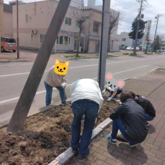 こんにちは🙋#ジョブアカデミー名寄 です
連休明け🎶花壇整備しました😄今年は何を育てるかたのしみですね🙌
事業所内では出品や飾り作りの作業を行って頂いております😉
当事業所では随時、見学や体験の方を募集しておりますのでお気軽にお問い合わせ下さい。

#就労継続支援b型事業所 
#エフリング