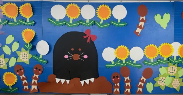 こんにちは🌞
ジョブアカデミー名寄です🫡

遅くなりましたが5月飾り紹介です🙆‍♀️
吊るし飾りは花紙で藤の花を作成しました🪻
壁面のモグラちゃんが最高に可愛いですね🥰

6月の飾りも作成中なのでお楽しみに🌟

今週の職員リレー「よく聞くアーティスト」
T職員はBE:FIRSTです🙆‍♀️

#エフリング 
#ジョブアカデミー名寄 
#就労継続支援ｂ型事業所 
#北海道名寄市 
#飾り作り