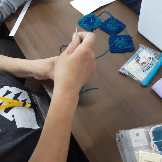 今日は水曜日で、午後のレクリエーションで、利用者が各々に好きな事をする時間になっています❤️　そんな中で帽子作りをする器用な方の手縫いの様子を撮らせて貰いました💯　いつも冗談を言って皆を笑わせてくれる面白い方です😊　＃レクリエーション　＃帽子作り　＃陽のあたる坂道　＃ジョブタス弘前八幡事業所