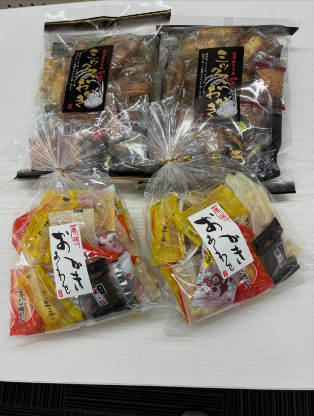 こんにちは😊ジョブタス千城台東事業所です！
サビ管からの差し入れ第◯◯回❣️

みんな大好きおかきの詰め合わせを頂きました！色んな種類が入っていて食べ始めると止まりません🤤

いつもありがとうございます💕

#ジョブタス千城台東事業所#エフリング
# B型就労#福祉事業所