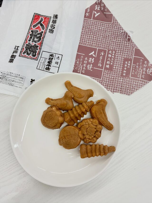 こんにちは😊ジョブタス千城台東事業所です！

先日訪れた浅草寺の仲見世で買って来た人形焼きをミーティング中に差し入れしました😊

#ジョブタス千城台東事業所#エフリング
# B型就労#福祉事業所
#浅草寺仲見世