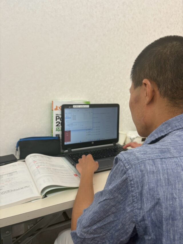 ．
パソコン作業中の利用者さんです！
パワーポイントを学んだり、
タイピング訓練に取り組んだり、
ワードの速読に挑戦したりと、
パソコン作業に真剣に取り組んでいます！😎

中には資格取得に向けて、参考書を使いながら勉強してる方もいます
事業所ではパソコン各種資格取得の補助あります！🤩

【お問い合せ先】
☎️06-6625-8438
📩komagawa@jobtas-kansai.net

インスタのDMでも大丈夫です👌

#就労支援ｂ型事業所 
#エフリング 
#ジョブタス駒川事業所 
#障害者自立支援 
#障害福祉サービス