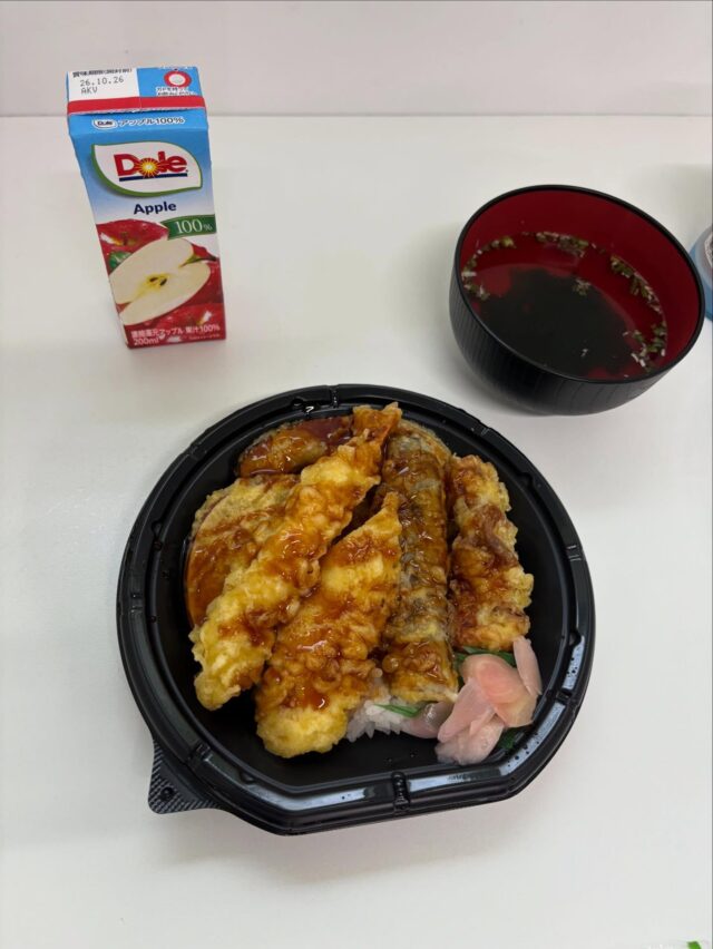 こんにちはジョブタス豊四季です😊

昨日は台風の影響がありましたが、ジョブタス豊四季は通常通り営業しておりました🌀

足元の悪い中、通所してくださった皆さんへの感謝の気持ちを込めて、ベルクスさんのお弁当 をご提供しました🍱✨

さらに、おまけでりんごジュースもご用意🧃

天候が不安定な日が続きますので、皆さまも体調や安全に気をつけてお過ごしください♪