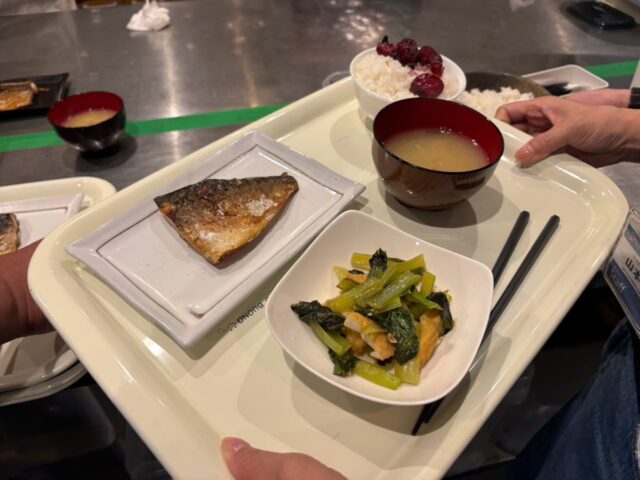 ある日の昼食🍚

今日は鯖焼きでした！
久々のお魚で栄養満点！

鯖で有名なのは千葉県や宮城県だそうです！僕は全然知りませんでした笑

和食最高です😆
新鮮な魚と漬物、そしてお味噌汁と一品😳
完璧な組み合わせですよね^_^

こんなお昼ご飯毎日食べれて幸せです😄

【お問い合せ先】
☎️06-6625-8438
📩komagawa@jobtas-kansai.net

インスタのDMでも大丈夫です👌

#就労支援ｂ型事業所 
#エフリング 
#ジョブタス駒川事業所 
#障害者自立支援 
#障害福祉サービス