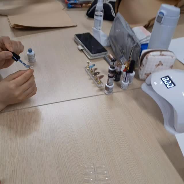 久し振りの投稿になりました＾＾；今日の利用者さんは、先月のイベントで、少し距離を縮めてくれた、卓球の得意な優しい方です。物静かで、お洒落な方です❤️今日はその方のネイルの加工作業風景をちょっと公開です💯@daiso_official ＃レジン　＃ネイル加工　＃ジョブタス弘前八幡事業所