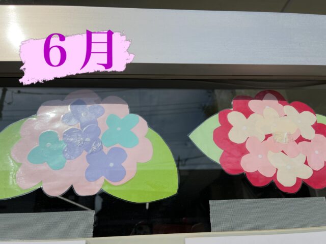 .
こんにちは🐒

ジョブタス千城台東事業所です🤗

関東は梅雨入りしましたね☔️
６月になったので、事業所の壁面は紫陽花になりました🐌
利用者さんが作ってくれた紫陽花とカタツムリが
可愛く飾ってあります🥰

3枚目...葉っぱの位置が前にきてしまい
照れてかくれてる紫陽花のようになってますね😂
それもそれで可愛いので、そのままにしてます😊

ジョブタス千城台東事業所では
1人1人に合わせたお仕事をご用意しています。

見学、体験は随時お問い合わせお待ちしています🤗

#エフリング  #ジョブタス千城台東事業所  #就労支援ｂ型事業所  #千葉市  #千城台