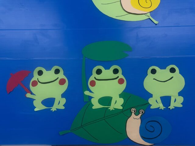 こんにちは🌞
ジョブアカデミー名寄です🫡

おそばせながら6月の飾りを紹介☂️🐸
梅雨をイメージしました🙆‍♀️
来月の飾りもお楽しみに💃

SNS投稿リレー、お題は「これは入っていて欲しいお弁当のおかず」
T職員は某占い付きカップグラタンです🤭
これ3個入ってたらいいのにな〜と子供の頃は思っていました🤣

#北海道 
#名寄市 
#ジョブアカデミー名寄 
#エフリング 
#就労継続支援ｂ型事業所