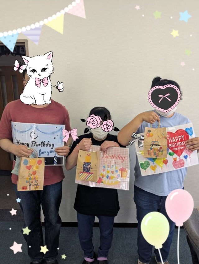 こんばんは🌛ジョブアカデミー名寄です🤟⁡
⁡⁡
⁡今日は6月生まれの利用者さんの誕生日会をしました💁みんなからのメッセージカードとプレゼント🎁喜んでくれたかなぁ🥰⁡
⁡⁡
⁡⁡そして今日は大葉の収穫🌱‬‪利用者さんにも手伝ってもらいボウルいっぱいに採れました👏⁡
⁡⁡
U職員のさ行予測変換は⁡…⁡
⁡さ→3⁡
⁡し→時半⁡
⁡す→過ぎ⁡
⁡せ→先生⁡⁡
⁡そ→そして⁡
⁡⁡
⁡でした！いつの3時半過ぎに何あったんや？笑⁡
⁡⁡
⁡ #エフリング⁡
⁡ #就労継続支援B型事業所⁡
⁡ #ジョブアカデミー名寄
⁡ #3時半過ぎの謎⁡
⁡ #先生フェチ