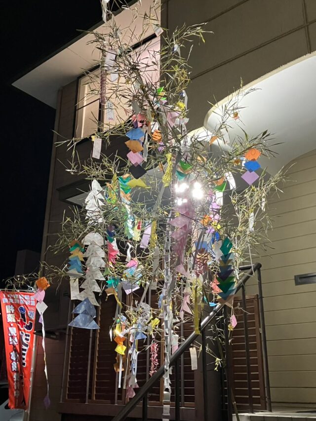 こんばんは😊

明日は 七夕 ですね🎋

今年は雨も上がりそうな予報☀️
「織姫と彦星は今日会えたのかな？それとも明日かな？💖」
毎年なんとなく雨のイメージがあるので、今年はなんだかうれしい気持ちになります😊

ジョブタス宇都宮さくら事業所では、知り合いの方から立派な竹をいただきました🎍✨

利用者さんにも協力していただき、
🌟短冊に願いごとを書いたり
🎨折り紙で飾りを作ったりして…

とっても華やかな七夕飾りが完成しました👏✨

さらに！！
事業所の入り口前では、ライトアップした七夕飾りも登場🌙💡

昼間とはまた違った幻想的な雰囲気で、とてもきれいなんです😍✨

そして明日はいよいよ…
🎉🎋 七夕レクリエーションを開催予定！！ 🎋🎉

準備をしている段階からスタッフも思わず大笑い😂
これはもう、楽しいこと間違いなし！ の内容になっています🎊

レクリエーションの様子は後日たっぷりお届けしますので、ぜひお楽しみに😊📸✨

みなさんの願いごとも叶いますように…🌠💖

♡♡お問い合わせ先∩^ω^∩♡

🏢宇都宮市西大寛2丁目5-46
☎️0286668206
💌 jobtas.sakura@gmail.com

･*:.｡. .｡.:*･゜ﾟ･* *･゜ﾟ･*:.｡..｡.:*･'

#ジョブタス宇都宮さくら事業所
#就労継続支援b型
#精神障がい
#知的障がい
#身体障がい
#難病
#全盲
#送迎無料
#資格取得支援
#発達障害 　
#pc作業
#パソコン初心者
#ソフトクリーム無料
#ドリンク無料　
#就労継続支援
#とにかく楽しい 
#利用者募集中
#見学歓迎
#快適な作業環境