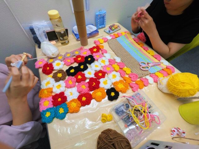 .
こんにちは♪
ジョブタス駒川事業所 スタッフＬです🤗
.
.
．
本日は作業風景のご紹介ですっ🧶

モチーフを編んでつなぎ、つなぎ、、
ランチョンマットの作成に取り組まれています✨

すでにとっても可愛い！ので
仕上がりを職員一同楽しみにしております♡

．

【お問い合せ先】
☎️06-6625-8438
📩komagawa@jobtas-kansai.net

インスタのDMでも大丈夫です👌

#就労支援ｂ型事業所 
#エフリング 
#ジョブタス駒川事業所 
#障害者自立支援 
#障害福祉サービス