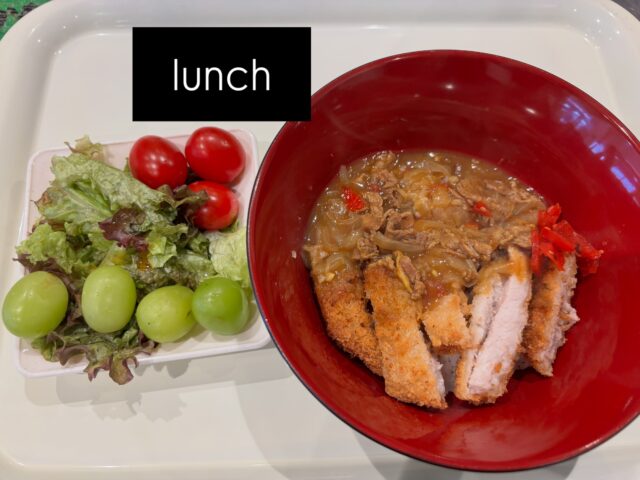 いつかの昼食シリーズ🥗

今回はカツカレー🍛✨
ボリューム満点のカツにカレー、サラダにはシャインマスカットまで😋🍇

しっかり食べて午後からも頑張ります💪✨

【お問い合せ先】
☎️06-6625-8438
📩komagawa@jobtas-kansai.net

インスタのDMでも大丈夫です👌

#就労支援ｂ型事業所
#エフリング
#ジョブタス駒川事業所
#障害者自立支援
#障害福祉サービス