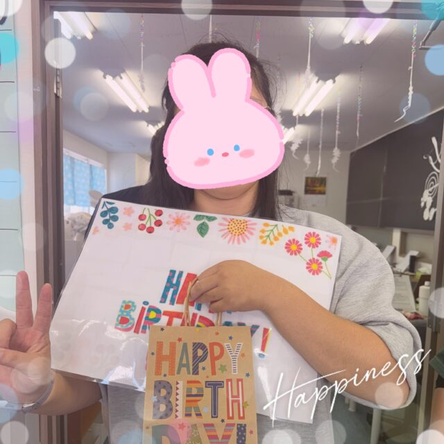 こんばんは🌇
ジョブアカデミー名寄です🫡

今日は誕生日会をしました🙆‍♀️
オーダー入った食事の具材を取るゲームをして盛り上がりました🍚

明日も元気に通所してくださいね🙆‍♀️❤️‍🔥

#ジョブアカデミー名寄 
#エフリング 
#就労継続支援ｂ型事業所 
#主役の後ろに映り込む職員
#通りすがり映り込み職員