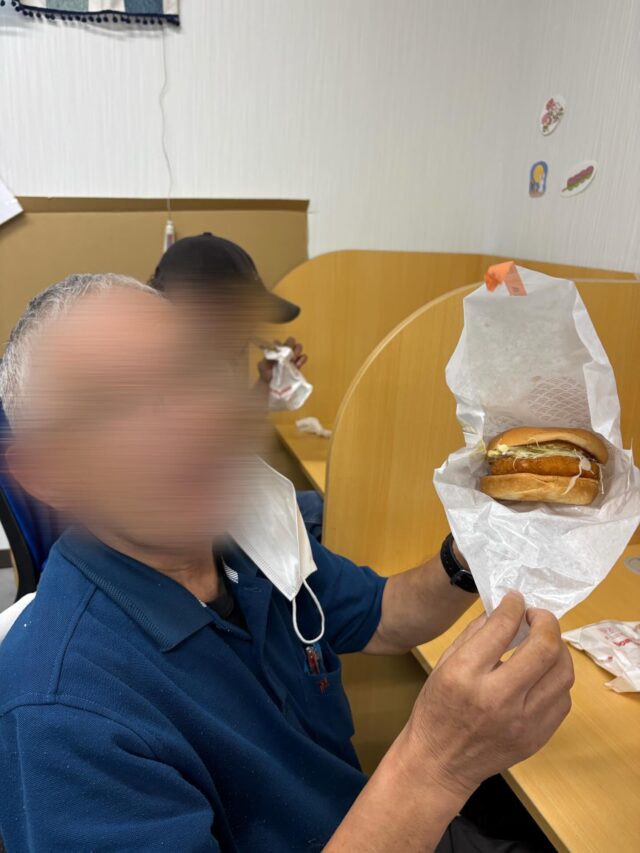こんにちは、ジョブタス豊四季です☺️

8月度の皆勤賞を受賞された方には、いつものお弁当がちょっぴり豪華に✨

今回はなんと、初めてのモスバーガーです🍔🎉