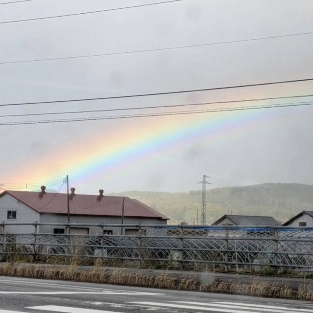 こんにちは、ジョブアカデミー名寄です🤟⁡
⁡⁡
⁡今日は強風で雪が降りそうな寒さでした。週末も風邪引かないように乗り越えましょっ！⁡
⁡⁡
⁡今日の雨上がりの虹がキレイだったので、送迎の帰りにパシャリ📸⁡
⁡⁡
⁡今週もお疲れ様でした🤟⁡
⁡⁡
⁡ #エフリング⁡
⁡ #就労継続支援B型事業所⁡
⁡ #ジョブアカデミー名寄