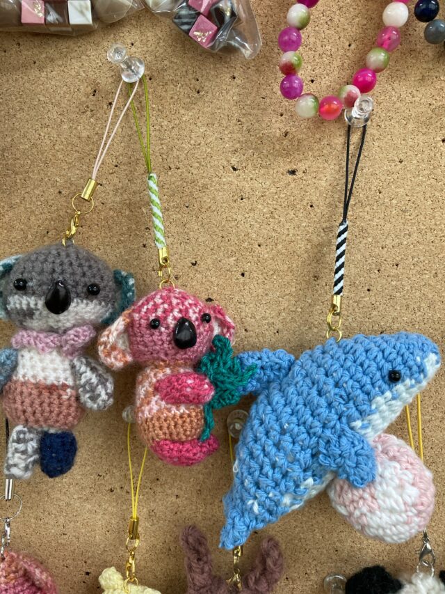 利用者さんの作品を紹介します✨

イルカの玉乗りと、コアラ🐨です

カラフルで素敵😊
#ジョブタス長吉長原東#就労支援B型#手作りアクセサリー#ハンドメイド#無料送迎