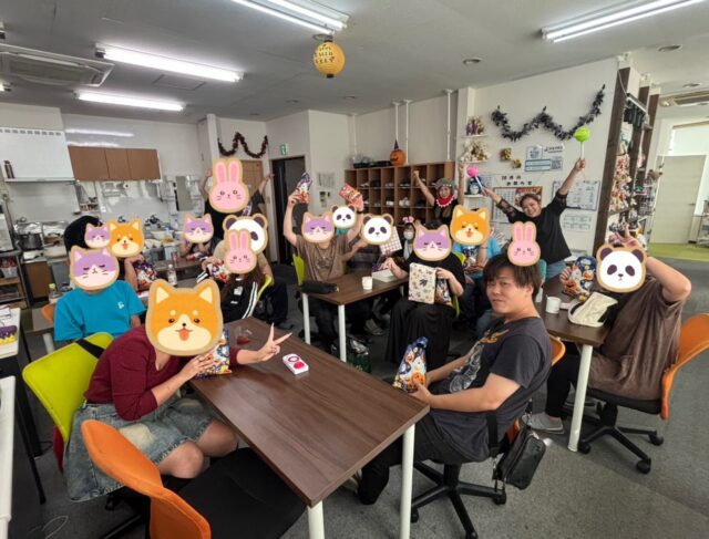 今日はイントロドン！ハロウィンイベントでした🎃
昭和歌謡から令和の曲、アニメの曲など、色んな曲を楽しみました✨
#ジョブタス長吉長原東#就労支援施設 B型#手作りアクセサリー#ハロウィンイベント🎃#無料送迎